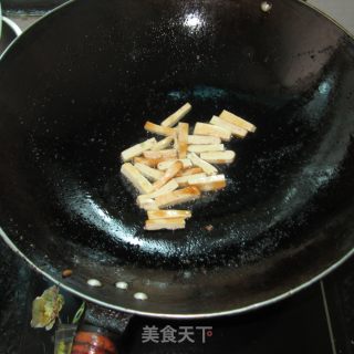 南瓜炒豆腐干的做法步骤：2