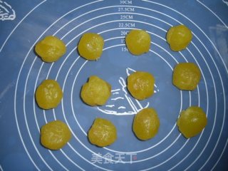 凤梨馅广式月饼的做法步骤：5