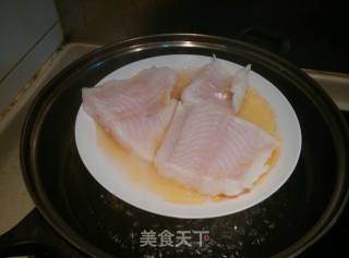 红烧鱼扒配胡萝卜的做法步骤：1