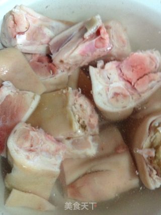 香辣黄豆炖猪蹄的做法步骤：1