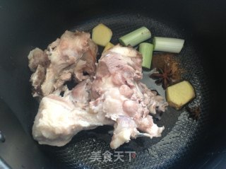 大骨汤面的做法步骤：2