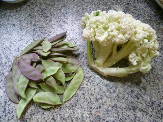 扁豆炒花菜的做法步骤：1