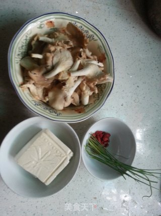 秀珍菇烩豆腐的做法步骤：1