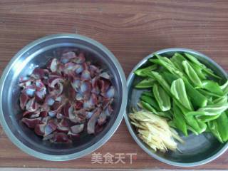 辣椒炒鸽子肾的做法步骤：1