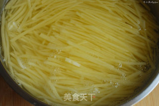 养胃健脾美容养颜降脂降压的大众美食—醋溜土豆丝的做法步骤：2