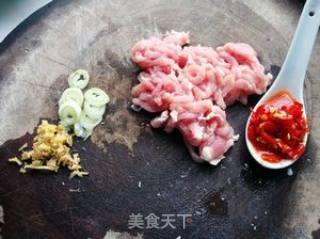 剁椒豆芽炒肉丝的做法步骤：1