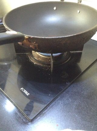 油炸花生米的做法步骤：1