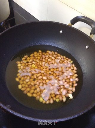 油炸花生米的做法步骤：2