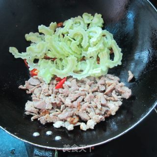 辣椒苦瓜炒肉的做法步骤：4