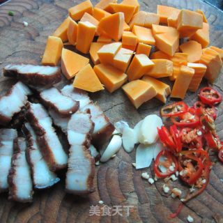 老南瓜丁炒腊肉的做法步骤：1