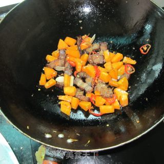 老南瓜丁炒腊肉的做法步骤：3