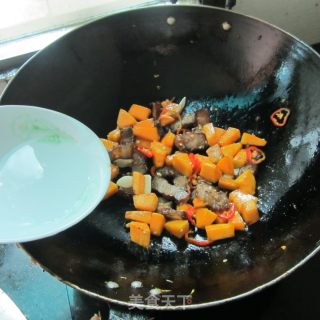 老南瓜丁炒腊肉的做法步骤：4