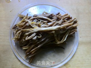 凉拌黄花菜的做法步骤：1