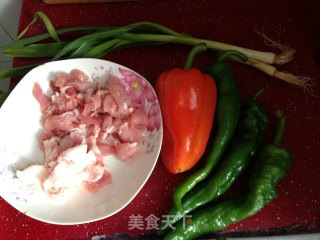 辣椒炒肉的做法步骤：1