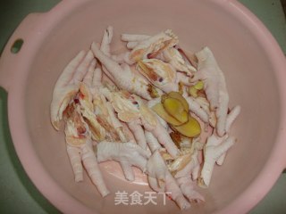 酸笋香辣凤爪的做法步骤：1