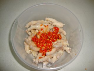 酸笋香辣凤爪的做法步骤：5