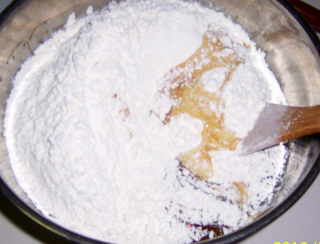 做五仁月饼过仲秋佳节的做法步骤：8