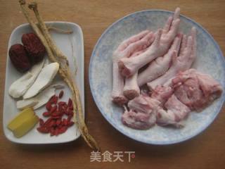 清补凉煲鸡脚的做法步骤：1