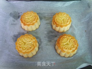 广式金沙奶黄月饼的做法步骤：17