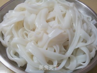 肉片炒河粉的做法步骤：1