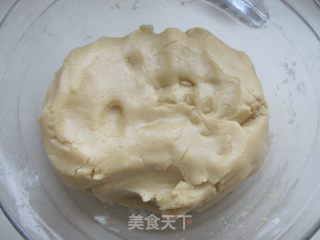 莲蓉月饼的做法步骤：1