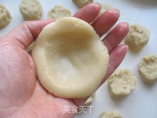 莲蓉月饼的做法步骤：3