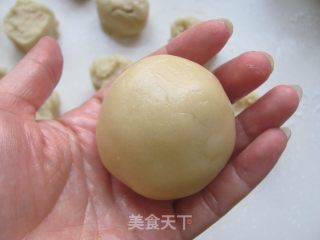 莲蓉月饼的做法步骤：5