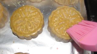 莲蓉月饼的做法步骤：8