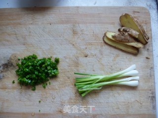 玉米莲藕骨头汤的做法步骤：2