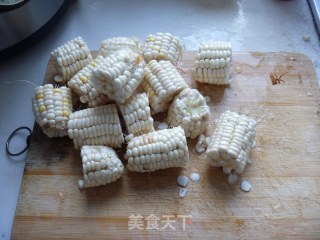 玉米莲藕骨头汤的做法步骤：4