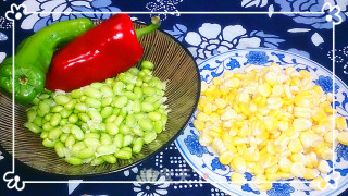 剩饭剩菜的华丽转身之五彩咖喱蛋包饭的做法步骤：1