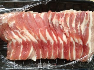 蒜香鸡翅五花肉小肠仔的做法步骤：1