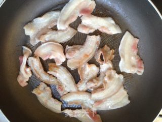 蒜香鸡翅五花肉小肠仔的做法步骤：2