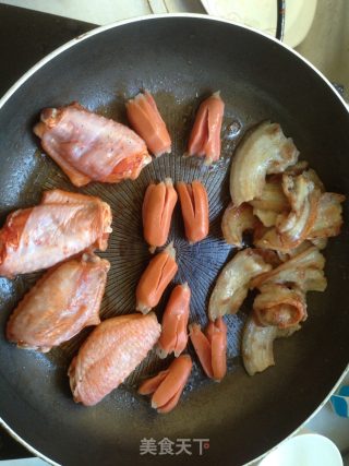蒜香鸡翅五花肉小肠仔的做法步骤：3
