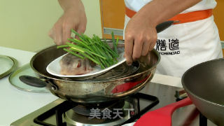 葱段红娃鱼的做法步骤：2
