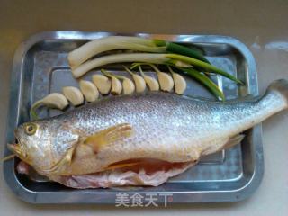 油泼蒜末黄菇鱼的做法步骤：4