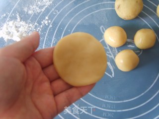 板栗绿豆蓉月饼的做法步骤：7