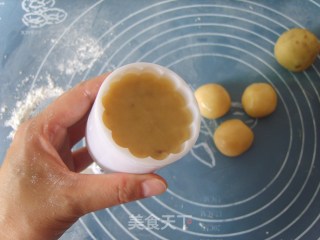 板栗绿豆蓉月饼的做法步骤：12