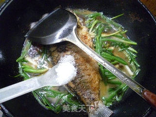 香葱烧河鲫鱼的做法步骤：8