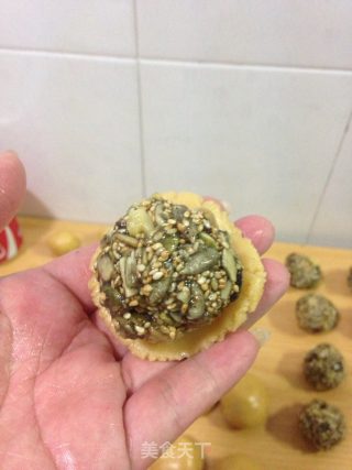 五仁月饼的做法步骤：12