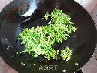 【夜兰花炒鸡蛋】快手版的小清新素菜的做法步骤：7