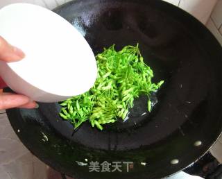 【夜兰花炒鸡蛋】快手版的小清新素菜的做法步骤：9