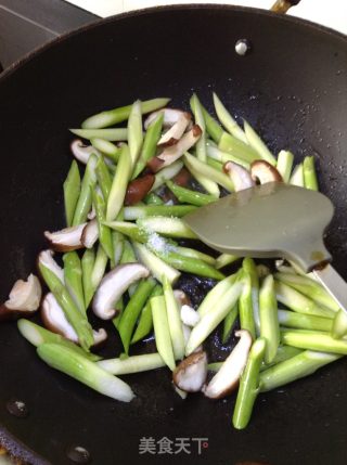 香菇清炒芦笋的做法步骤：5
