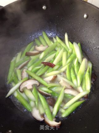 香菇清炒芦笋的做法步骤：6