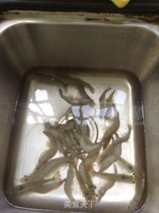 黑胡椒蒜泥烤虾的做法步骤：1