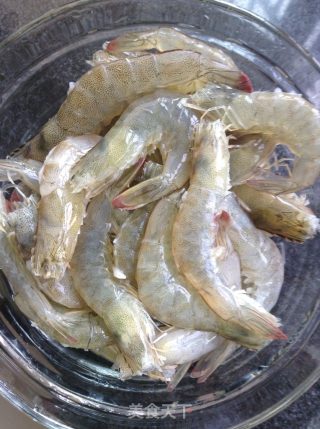 黑胡椒蒜泥烤虾的做法步骤：2