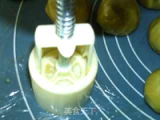 玫瑰果仁月饼的做法步骤：12