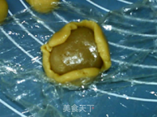 莲蓉蛋黄月饼的做法步骤：10