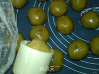莲蓉蛋黄月饼的做法步骤：12