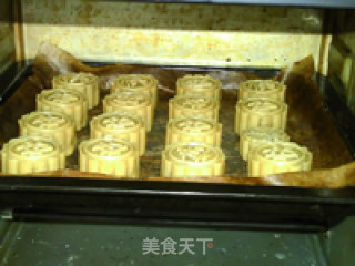 莲蓉蛋黄月饼的做法步骤：16